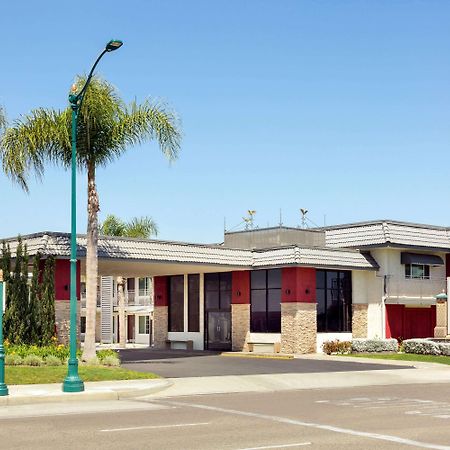 Days Inn & Suites By Wyndham Anaheim At Disneyland Park Dış mekan fotoğraf
