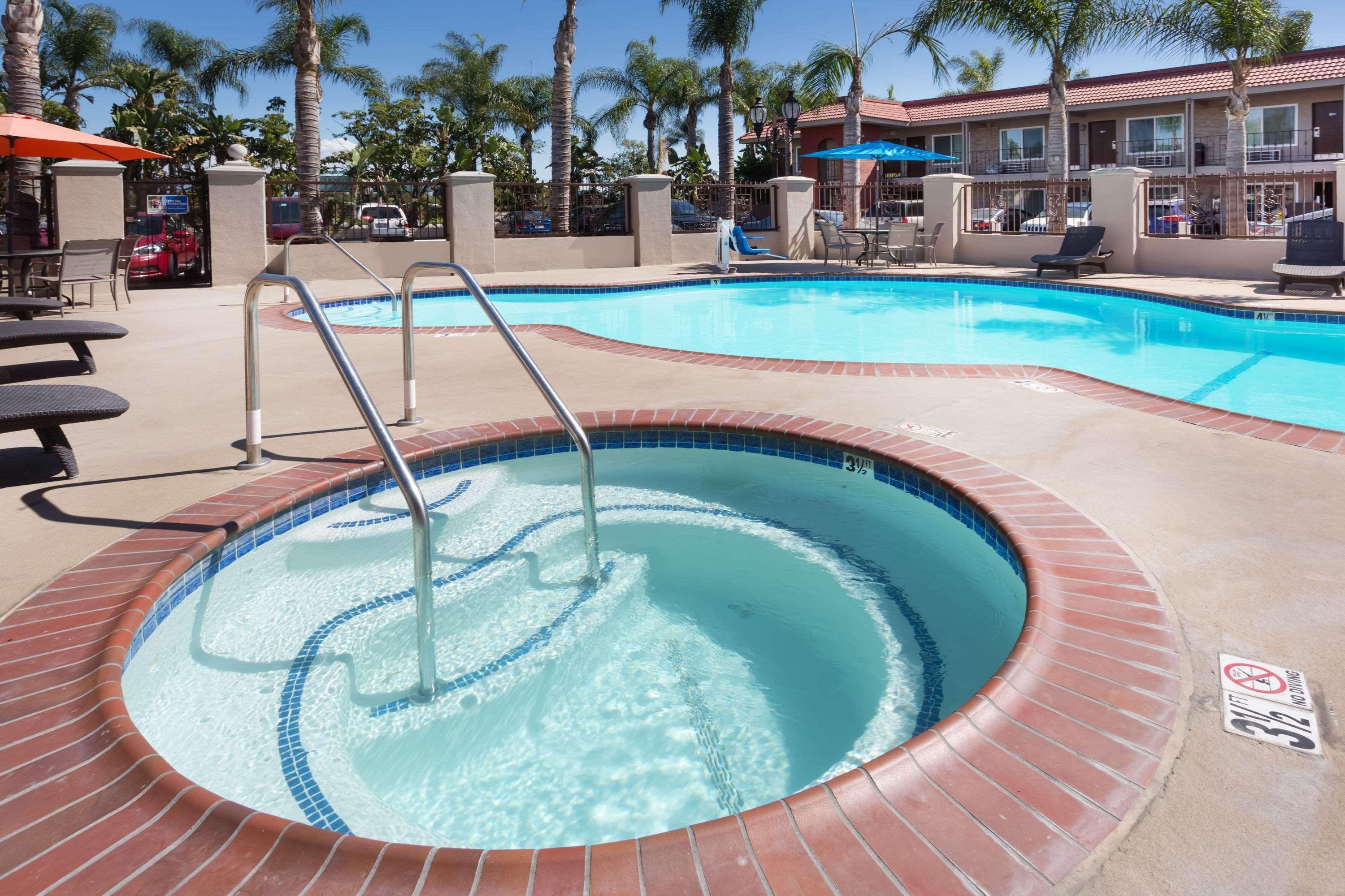 Days Inn & Suites By Wyndham Anaheim At Disneyland Park Dış mekan fotoğraf