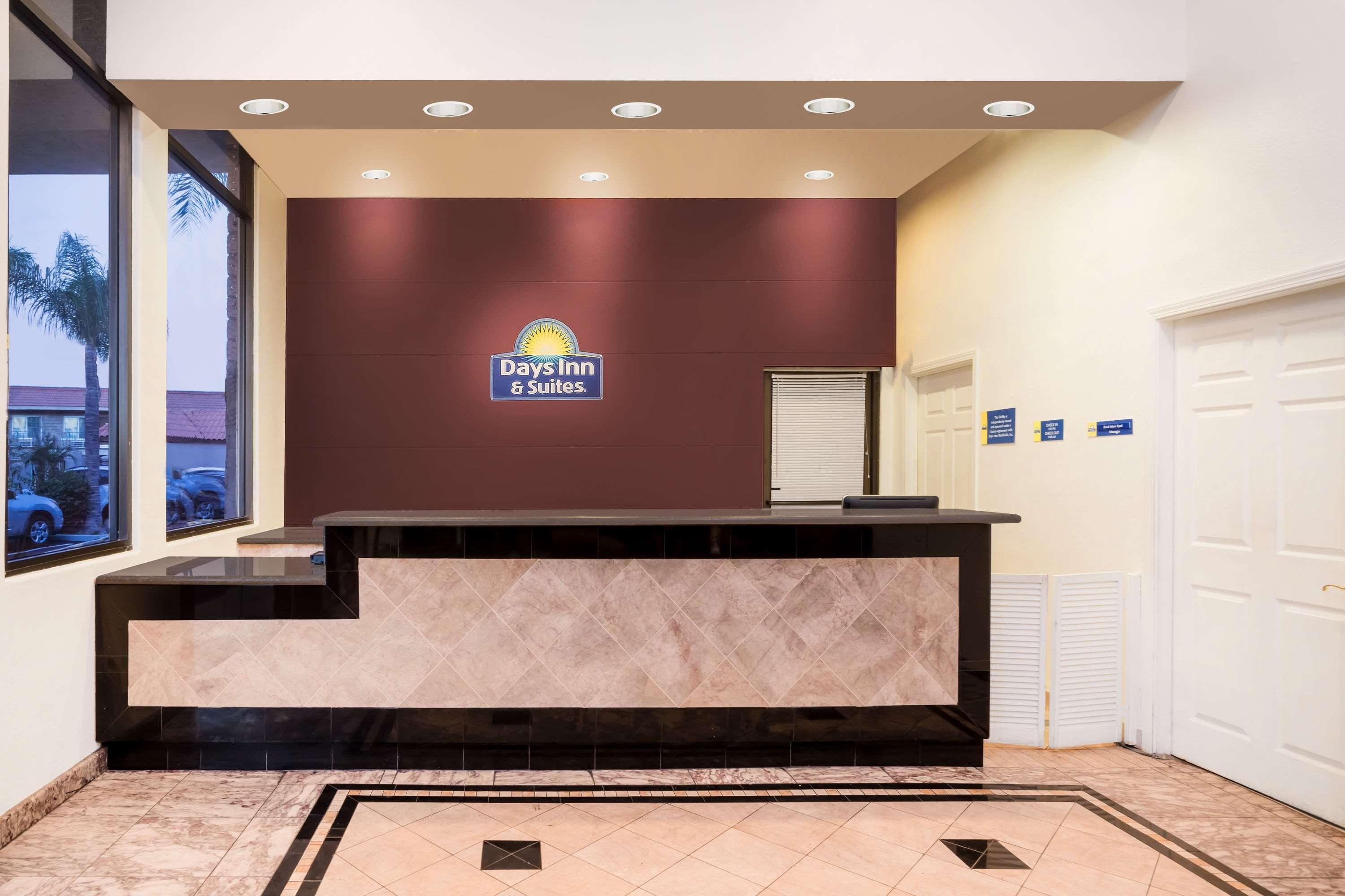 Days Inn & Suites By Wyndham Anaheim At Disneyland Park Dış mekan fotoğraf