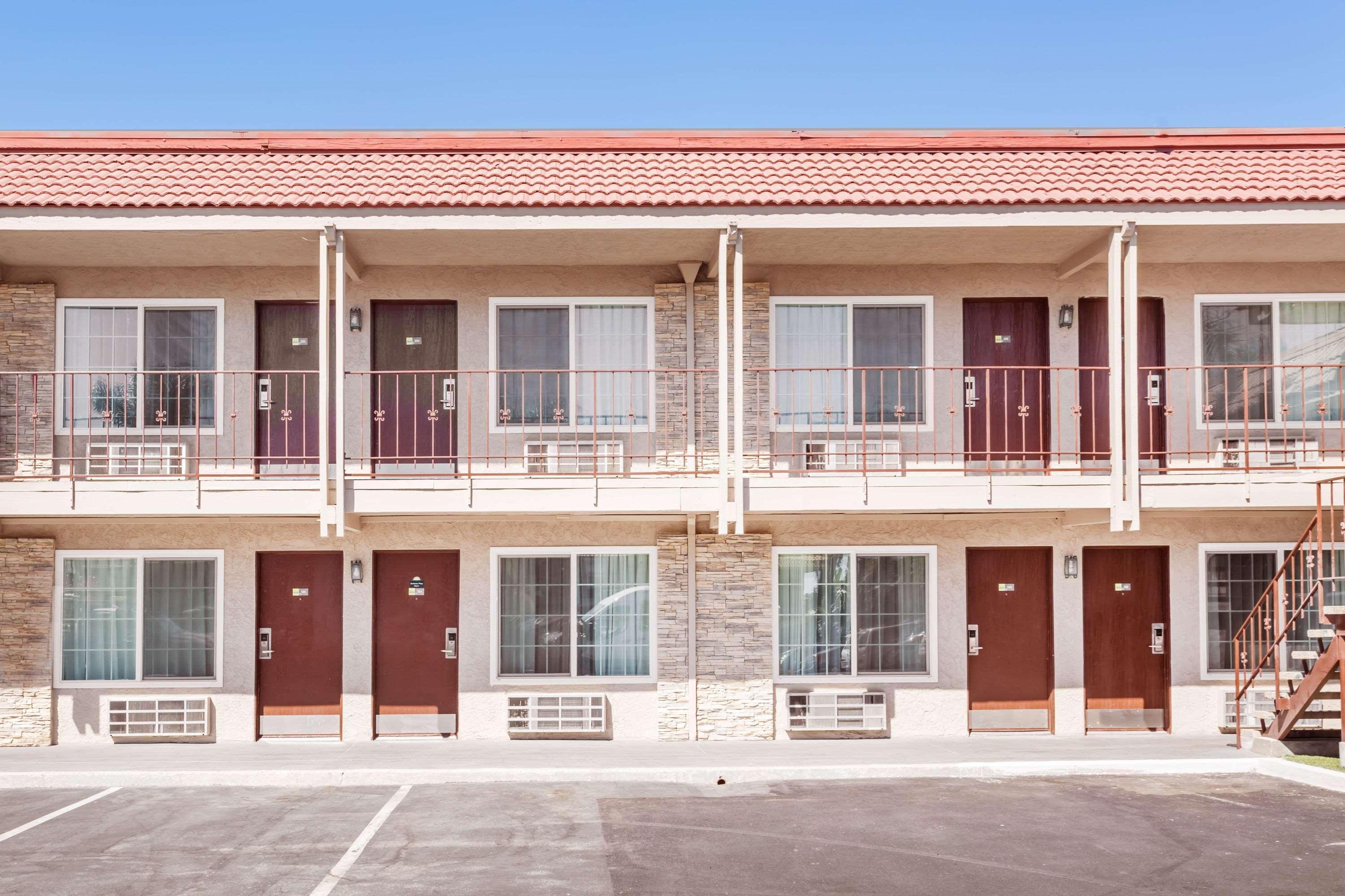 Days Inn & Suites By Wyndham Anaheim At Disneyland Park Dış mekan fotoğraf