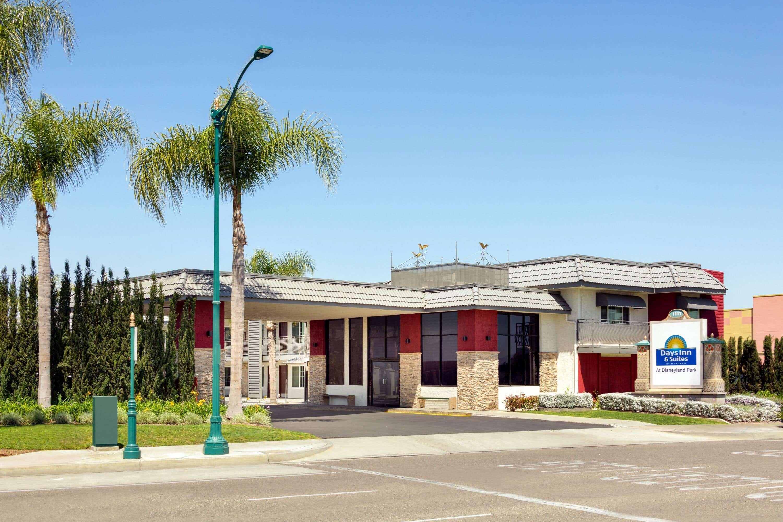 Days Inn & Suites By Wyndham Anaheim At Disneyland Park Dış mekan fotoğraf