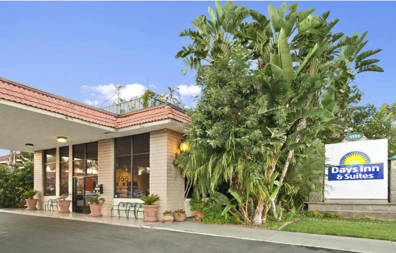 Days Inn & Suites By Wyndham Anaheim At Disneyland Park Dış mekan fotoğraf
